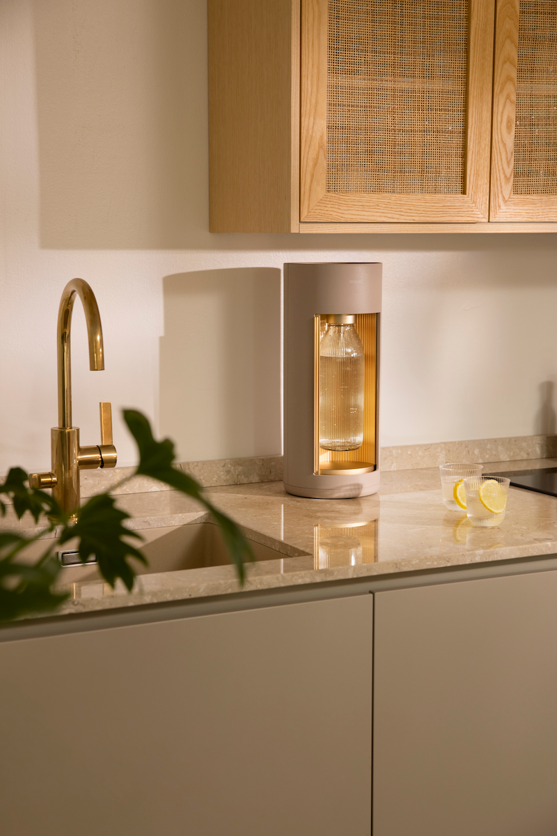 Sparkling water maker Glassy Latte on kitchen counter