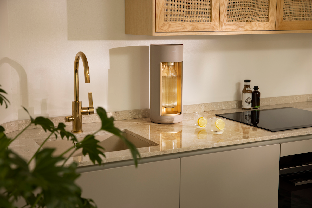 Soda maker Glassy Latte and two glasses on kitchen counter