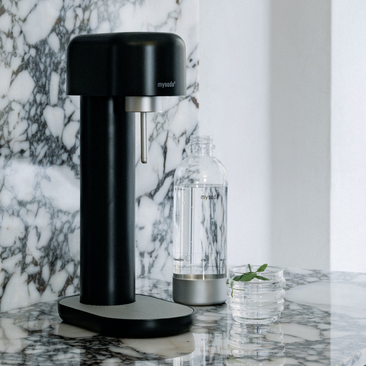A black and silver Ruby 2 on a black-and-white marble kitchen counter#väri_black-silver