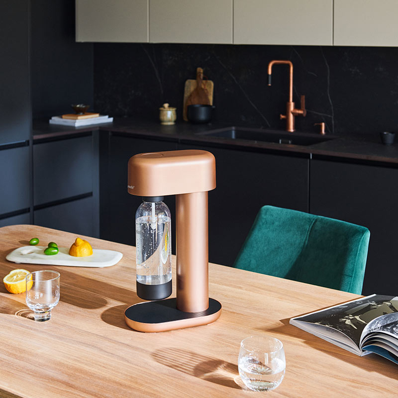 Machine à eau pétillante Mysoda Ruby Copper dans une cuisine noire