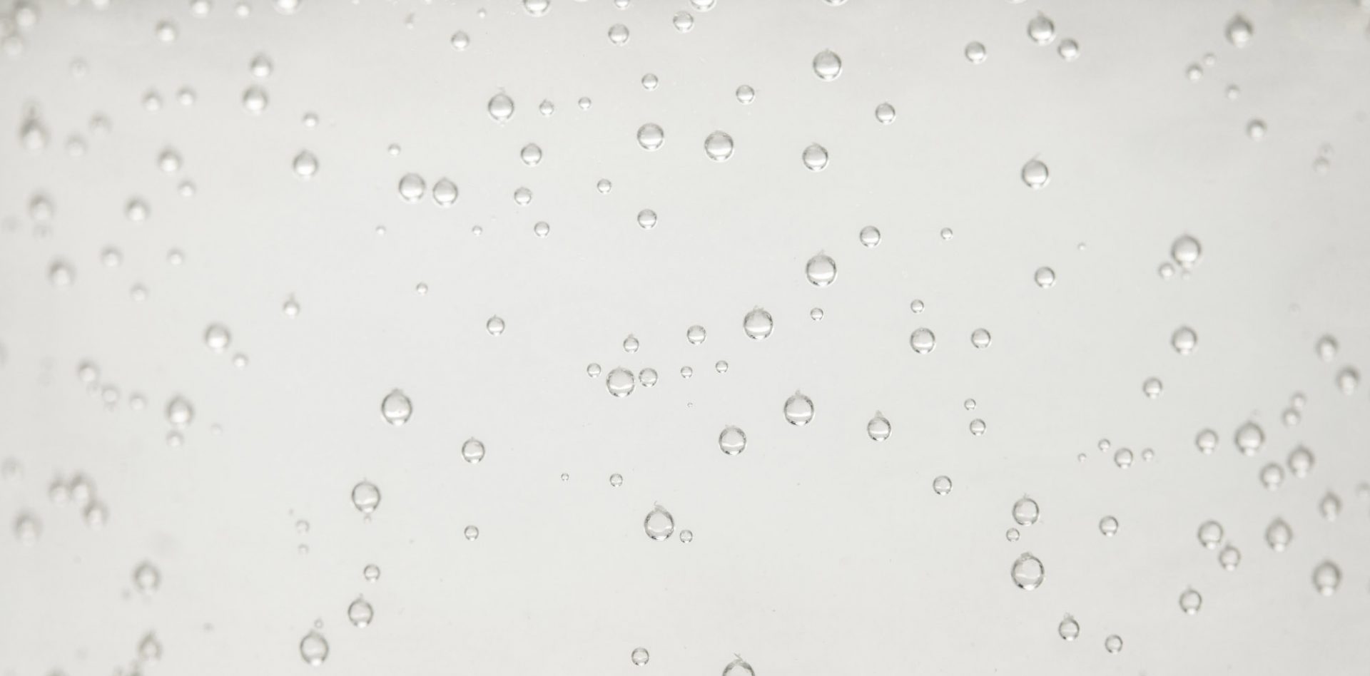 Een close-up van koolzuurhoudende bubbels in water
