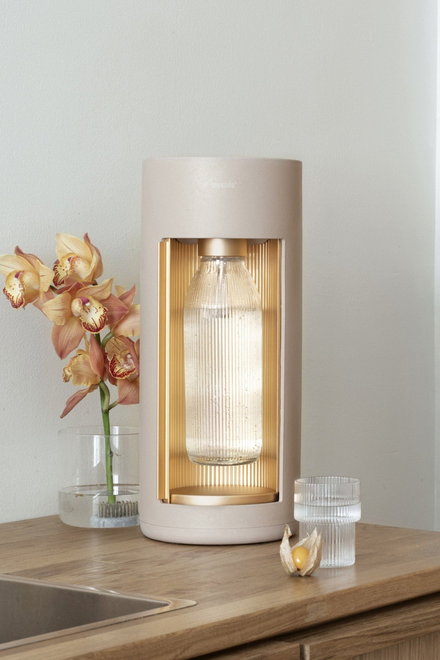 A Latte Glassy sparkling water maker in a timeless kitchen wiht wooden countertop and cabinets