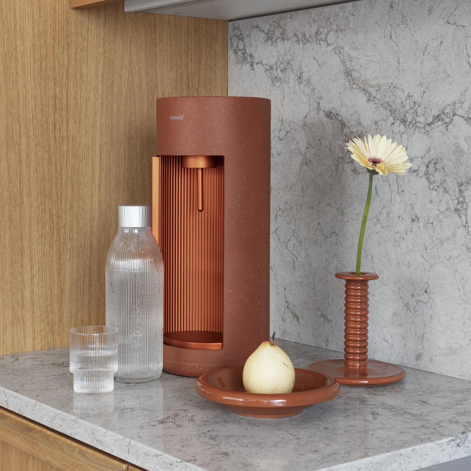 Glassy sparkling water maker for glass bottles