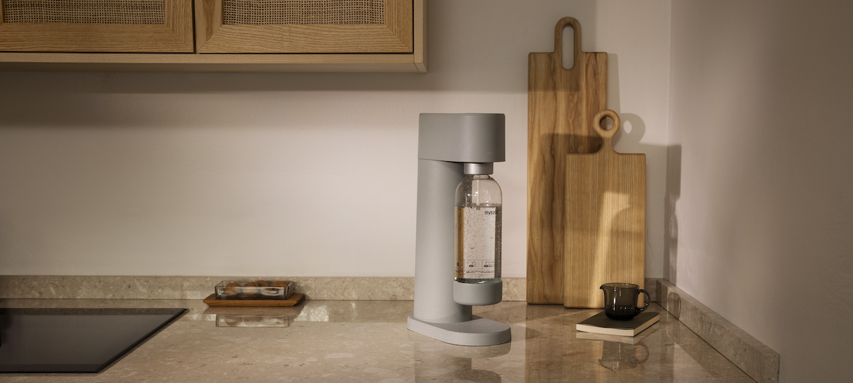 A pigeon (green) Woody sparkling water maker on marble kitchen counter