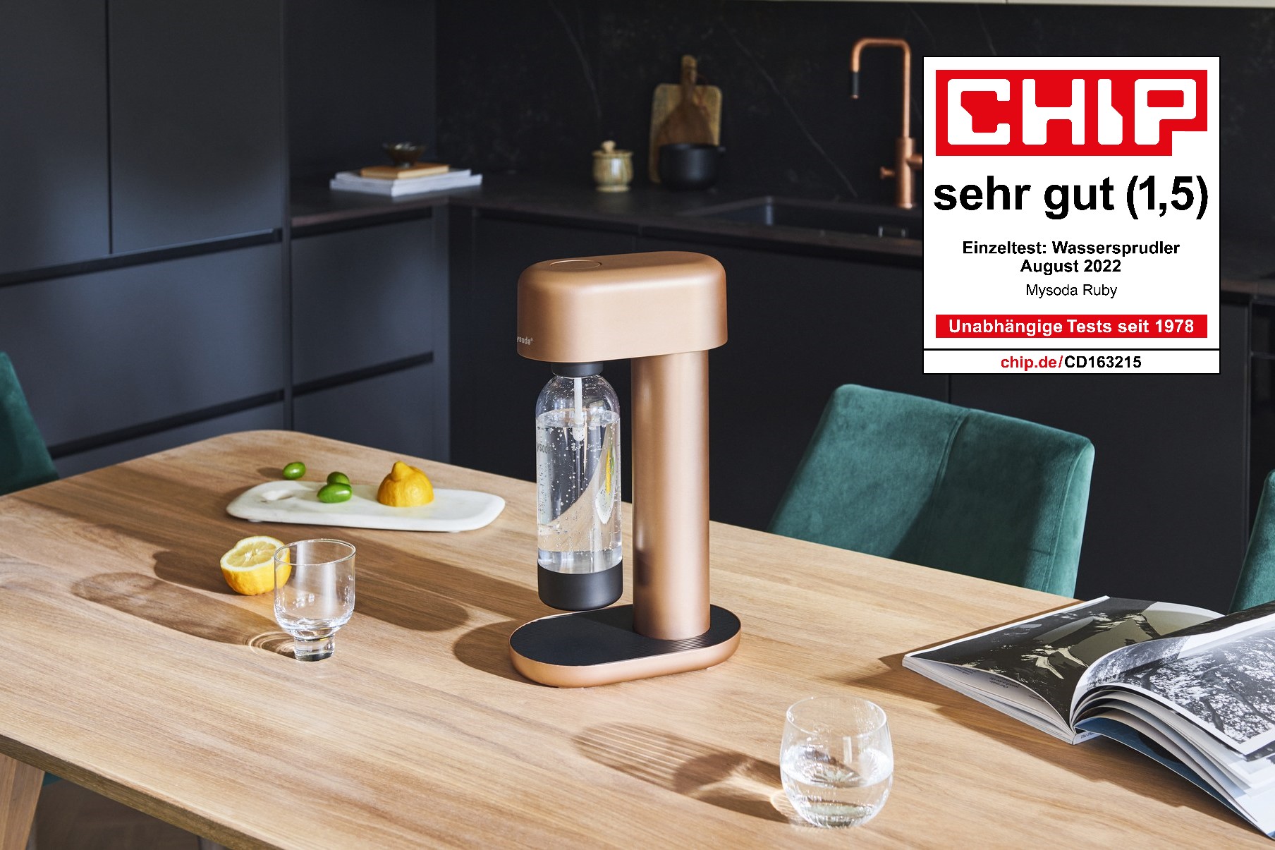 Kupferfarbener Ruby Wassersprudler auf dem Küchentisch und das CHIP Logo und Testergebnis