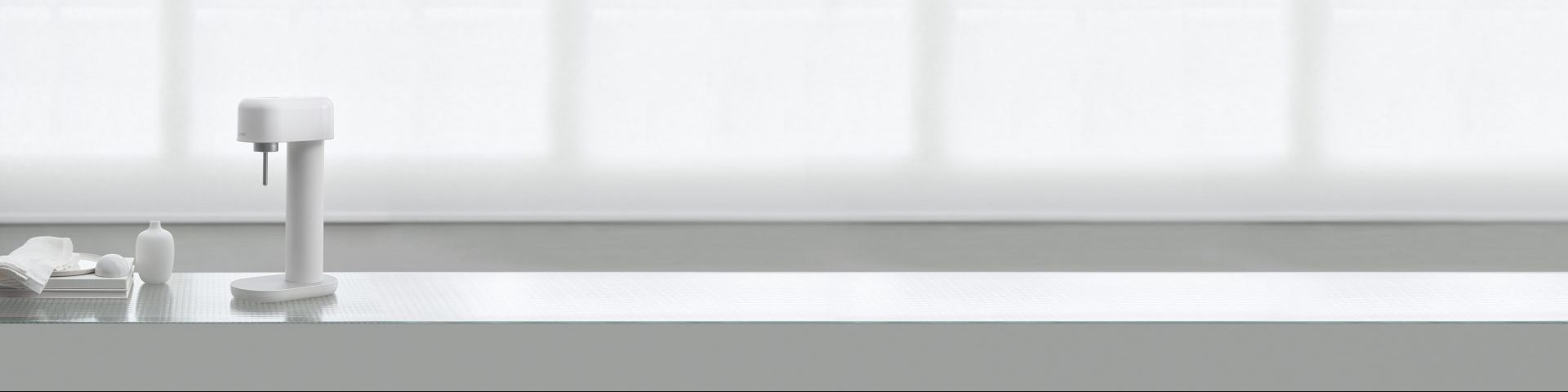 Ein weiß silberner Ruby 2 vor einem Fenster mit weißen vorhängen