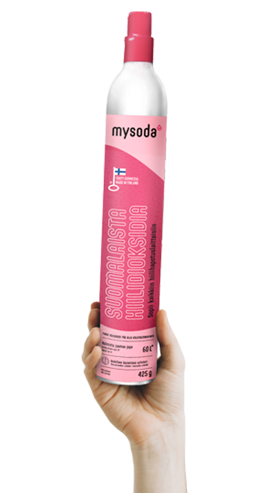 En Mysoda CO2 sylinder holdes opp av en hånd