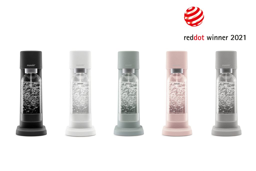 Mysoda Woody sparkling water maker in different colours with logo of the Red Dot Design Award