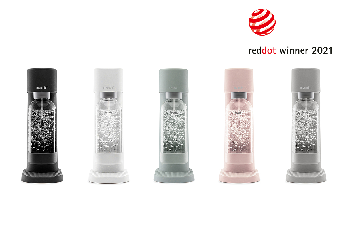 Mysoda Woody sparkling water makers in different colours viewed from the front. Red dot design award logo in the top right corner