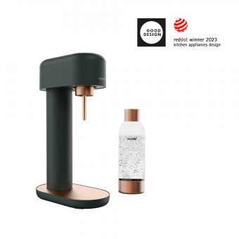 A black copper Ruby 2 sparkling water maker and the logos of the Good Design Award and Red Dot Award